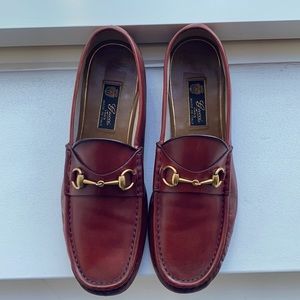 Gucci Men’s 1953 Horsebit Leather Loafer.
Bordeaux color shoe w/ gold horsebit.